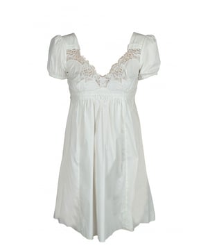 Vestido blanco de manga corta de Dolce & Gabbana.Apretado en las mangas.Cremallera en la espalda.Detalles de encaje en escote, cintura y bajo.74% algodón, 21% poliamida y 5% elastano.Made in Italy.