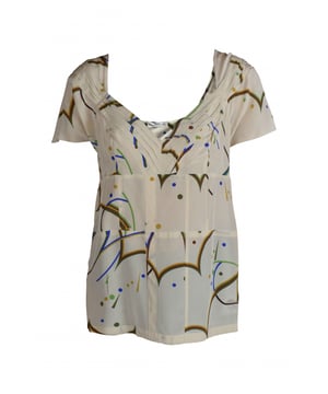 Prada beige zijden top.V-hals met naden.Veelkleurige patronen.100% zijde.Gemaakt in Italië.