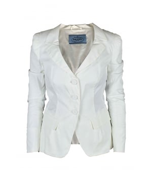 Blazer blanca Prada con cuello festoneado.Cinturón en la espalda.Cierre con botones.Bolsillos en la parte delantera.Botones en la parte inferior de las mangas.Made in Italy. 78% algodón, 19% poliamida, 3% elastano.
