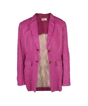 Chaqueta de Prada en lino rosa.Dos bolsillos frontales.Botones en la parte delantera e inferior de las mangas de madera.Apertura por la espalda.Cinturón de mezclilla rosa.Hebilla de cinturón de madera con el nombre de la marca grabado.100% lino.Made in Italy.