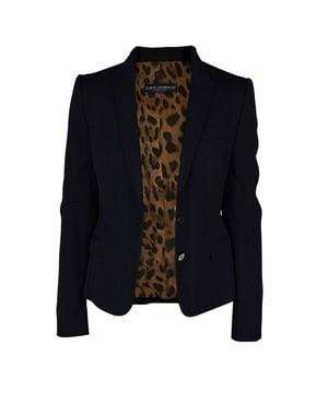 Schwarzer Blazer von Dolce & Gabbana mit Ton-in-Ton-Streifen.Knöpfe an der Unterseite der Ärmel.Braunes Futter mit Leopardenmustern.Zwei seitliche Öffnungen an der Unterseite der Rückseite der Jacke.63% Wolle, 36% Viskose und 1% Elasthan.Made in Italy.