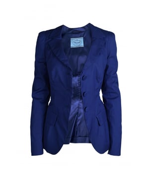 Blazer azul Prada con cuello festoneado.Cinturón en la espalda.Cierre con botones.Bolsillos en la parte delantera.Botones en la parte inferior de las mangas.Made in Italy. 78% algodón, 19% poliamida, 3% elastano.