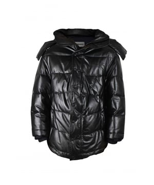 Chaqueta negra acolchada de piel Balenciaga.Capucha con cordón extraíble.Logotipo blanco impreso en la parte posterior del cuello.Cuello alto.Cierre principal con cremallera y automáticos.Dos bolsillos laterales con automáticos.Mangas largas.Made in Italy.