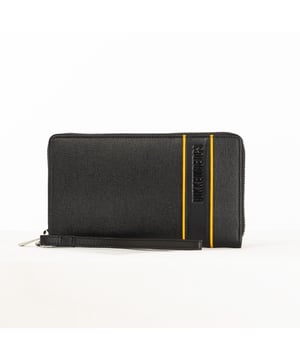 Die Bikkembergs Clutch Bag für Herren ist das perfekte Accessoire für alle, die Eleganz und Zweckmäßigkeit suchen. Sie zeichnet sich durch ein raffiniertes Design und klare Linien aus und verleiht jedem Look einen Hauch von Klasse. Ideal für formelle Anlässe oder elegante Abende, spiegelt diese Clutch Bag den modernen und dynamischen Ansatz der Marke wider und macht sie zu einem vielseitigen und stilvollen Stück. Maße: 21 X 12 X 2 CM