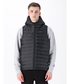 The NEW GLOBAL hooded gilet is a must for the ultimate protection from the elements, perfect to layer over sweats for the ultimate warmth through the cooler months. Crafted from twin wall ribstop fabric with recycled wadding, the gilet provides warmth as well as style for the perfect style to explore the outdoors. The gilet features lower front pockets with zipped closure and is signed off with the iconic LUKE EST 1977 silver reflective print on the left chest and branded LUKE zip pullers.