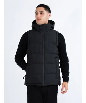 The VIENNA quilted gilet from LUKE is the perfect, premium layering piece for the cooler months- layer over the top of sweats for the perfect casual fit. It features a detachable hood with matte black snap buttons at the chin guard and an adjustable hem, essential details that will give you extra protection from the elements. The look is then signed off with the brands iconic LUKE lion rivet on the left chest.