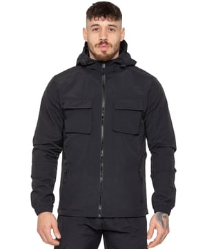 De Enzo Milano lichte cargojack voor heren is een stijlvolle en functionele buitenlaag, gemaakt van waterafstotende crushed poly stof met een ademende mesh voering voor de hele dag comfort. Ontworpen met een regular fit, voorzien van een volledige ritssluiting, hoge kraag en verstelbare capuchon met trekkoord voor veelzijdige bescherming. Met twee borstzakken met klittenbandsluiting, twee zijzakken met rits, elastische manchetten en een verstelbare zoom met trekkoord, biedt deze jas zowel stijl als praktisch gemak—perfect om te dragen bij wisselvallig weer.