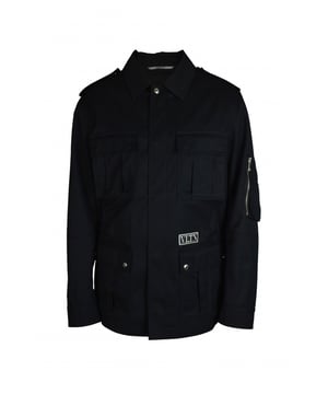 Chaqueta negra de Valentino Garavani.Canesú  VLTN  en la parte delantera.Cuatro bolsillos delanteros y un bolsillo en la manga.Cuello clásico y charreteras con botones a presión.Cierre frontal con cremallera.Puños abotonados.100% algodón.Made in Italy.