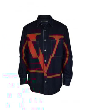 Donkerblauw spijkerjack van Valentino.Rood VD-logo groot gedrukt op de voorkant. Knoopsluiting.Zakken op de borst aan beide zijden.
