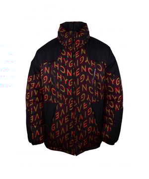 Chaqueta reversible de nailon rojo y negro de Givenchy.Logotipo Givenchy en rojo por toda la chaqueta.Inserciones negras en los hombros.Bolsillos con aberturas laterales.100% poliamida.Cordones de ajuste en la parte inferior de la chaqueta.Made in Italy.