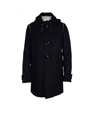 Chaqueta negra Valentino Garavani.Tachuelas icónicas en los hombros.4 bolsillos delanteros.Cierre de botones en la parte delantera.Interior forrado.100% lana.Made in Italy.