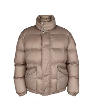 Chaqueta corta acolchada Alexander Mcqueen en color beige.Inscripción McQueen negra estilo graffiti en el cuello.Cuello alto.Bolsillos laterales con botones a presión.Cierre de cremallera con botones a presión.Manga larga.Made in Italy.