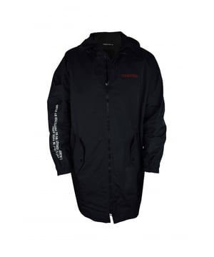 Chaqueta impermeable Valentino con capucha en negro.Estampado de la luna en la parte trasera y escritura  MOON  en color rosa.Logotipo rojo de Valentino en el pecho izquierdo.Cremallera en la parte delantera y bolsillos laterales con cremallera.Mangas largas con escritura a la izquierda.100% poliamida.Made in Italy.