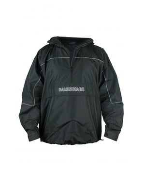 Chaqueta negra de poliéster impermeable de Balenciaga.Logotipo blanco en el centro.Logotipo blanco en la espalda.Línea fluorescente.Cuello alto con cremallera.Capucha desmontable.Bolsillo canguro.Mangas largas.Cordones en el bajo.Made in Italy.