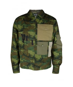 Chaqueta Palm Angels.Color verde militar.Estampado de camuflaje.Cuello clásico.Cierre de cremallera frontal.Mangas largas.Cuatro bolsillos delanteros en verde, marrón y beige.Bolsillo con solapa en la manga.100% algodón.Made in Italy.