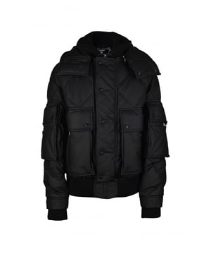 Balmain zwart gewatteerd donsjack van polyester.Hoofdrits en drukknoopsluiting.Zijzakken met knoop- en ritssluiting.Mouwzakken met knoop- en ritssluiting.Wit logo op één mouwzak.Hoge kraag met ritssluiting.Geribbelde wollen randen.Lange mouwen.Ademende stof onder de mouwen.Oversized snit.Gemaakt in Italië.