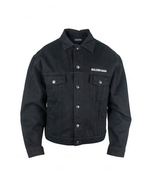 Schwarze Jeansjacke mit langen Ärmeln von Balenciaga.Weißes Logo auf der Brust.Weiße  CREW -Aufdrucke auf der Rückseite.Knopfverschluss auf der Vorderseite.Zwei Pattentaschen auf der Brust.Taschen an den Seiten.100% Baumwolle. Made in Italy.