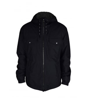 Valentino jack met capuchon in zwart.Trekkoord met wit VLTN-logo op de achterkant.Trekkoord wit VLTN-logo op de nek en onderkant.Korte lengte en twee voorzakken op de borst.Gewatteerde binnenkant.Ritssluiting aan de voorkant.Lange mouwen.Gemaakt in Italië.