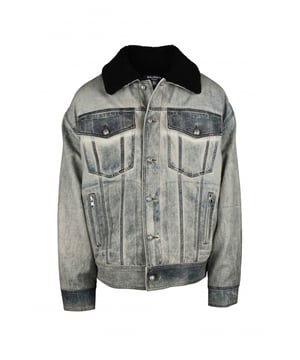 Balmain blauw spijkerjack.Vervaagd effect.Toon-op-toon logo in reliëf op de achterkant.Zwarte kraag met gevoerde revers.Knoopsluiting.Zijzakken op de borst met knoopsluiting.Zijzakken met ritssluiting.Gemaakt van katoen.Gemaakt in Italië.