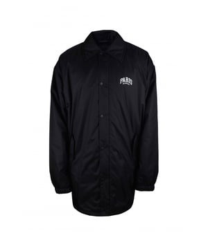 Chaqueta impermeable negra de Balenciaga.Logotipo blanco  Balenciaga Paris  en el pecho.Logotipo blanco en la espalda.Cierre con automáticos.Cuello con solapa.Mangas largas.Puños y bajo elásticos.Bolsillos laterales con automáticos.Confeccionado en poliéster y viscosa.Made in Italy.