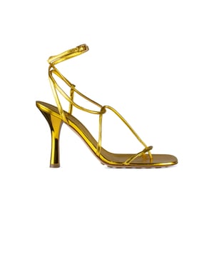 Bottega Veneta sandalen met bandjes van goudkleurig leer.Gespsluiting bij de enkel.Design met bandjes.Getextureerde rubberen zool.Hakhoogte: 10,5 cm100% leer.Gemaakt in Italië.