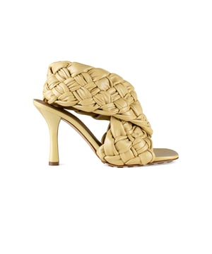 Sandalias Board Bottega Veneta en amarillo marfil.Tiras cruzadas de gran tamaño en la parte superior.Fabricadas en piel y diseñadas en estilo  Intrecciato .Modelo con puntera abierta.Altura del tacón: 9 cm.Punta cuadrada.100% piel.Made in Italy.