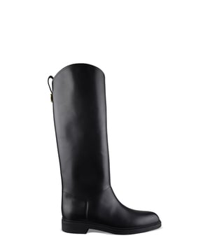 Botas Kilda de Loro Piana en piel negra.Detalle de metal dorado grabado en la parte trasera.Adornos asimétricos.Lengüeta de piel a juego con el empeine.Suela de goma tono sobre tono.100% piel de becerro.Made in Italy.