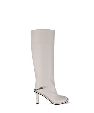 Botas de tacón Ryder en blanco roto de Stella McCartney.Fabricadas en piel vegana.Detalle de cadena plateada en el talón.Cierre de cremallera en el interior.Puntera cerrada, redondeada y angulosa.Tacón grueso de 8,5 cm.Made in Italy.