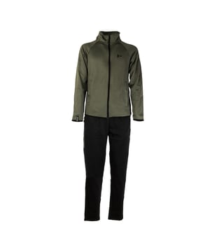 Heren trainingspak van Scuola Nautica Italiana, een perfecte combinatie van comfort en stijl. Gemaakt van zachte, ademende stoffen, ideaal voor vrijetijds- of sportactiviteiten. Het moderne ontwerp wordt gekenmerkt door verfijnde details en nautische inspiraties, met een jasje met rits en praktische zakken gecombineerd met een comfortabele broek. Perfect voor een casual en toch geraffineerde look.