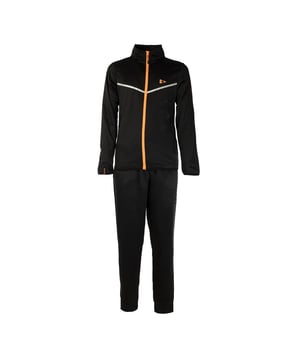 Heren trainingspak van Scuola Nautica Italiana, een perfecte combinatie van comfort en stijl. Gemaakt van zachte, ademende stoffen, ideaal voor vrijetijds- of sportactiviteiten. Het moderne ontwerp wordt gekenmerkt door verfijnde details en nautische inspiraties, met een jasje met rits en praktische zakken gecombineerd met een comfortabele broek. Perfect voor een casual en toch geraffineerde look.