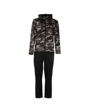 Heren trainingspak van Scuola Nautica Italiana, een perfecte combinatie van comfort en stijl. Gemaakt van zachte, ademende stoffen, ideaal voor vrijetijds- of sportactiviteiten. Het moderne ontwerp wordt gekenmerkt door verfijnde details en nautische inspiraties, met een jasje met rits en praktische zakken gecombineerd met een comfortabele broek. Perfect voor een casual en toch geraffineerde look.