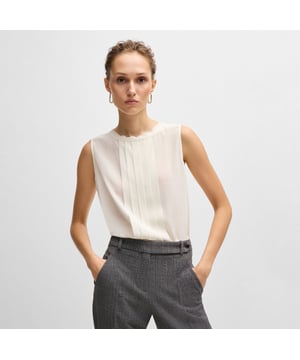 Dames BOSS Bemiula Mouwloze blouse met plooien aan de voorkant in gewassen zijdeEen moderne blouse zonder mouwen van BOSS Womenswear. Dit kraagloze ontwerp is gemaakt van gewassen zijde met plooien aan de voorkant voor een elegante look.- Normale pasvorm- Mouwloos- 100% Zijde.  Stomerij.- Ref: 50521253-118