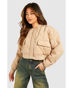 Quilted design for added texture and warmth
        Cropped length for a trendy silhouette
        Ribbed collar and cuffs for a snug fit
        Front zip closure for easy wear
        Functional front pockets for practicality
    
    This gesteppte Bomberjacke from Boohoo is the perfect blend of style and comfort for the fashion-forward woman. The quilted design not only adds visual interest but also provides extra warmth for those chilly days. Its cropped length is ideal for showcasing high-waisted trousers or skirts, creating a balanced and modern look. Style it with wide-leg jeans and trainers for a casual day out, or dress it up with a midi skirt and ankle boots for a night on the town. The versatile nature of this jacket makes it a go-to piece for various occasions, from casual meetups with friends to laid-back family gatherings. Its timeless appeal ensures it will remain a staple in your wardrobe for seasons to come, easily adaptable to the latest trends while maintaining its classic bomber jacket charm.