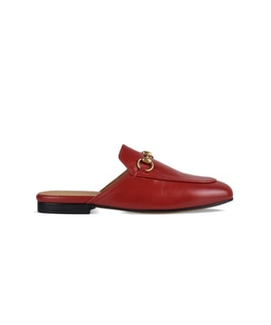 Gucci pantoffels, Princetown-model in rood leer.Verouderd gouden voorstuk.Afgeronde neus.Leren binnenkant.Made in Italy.