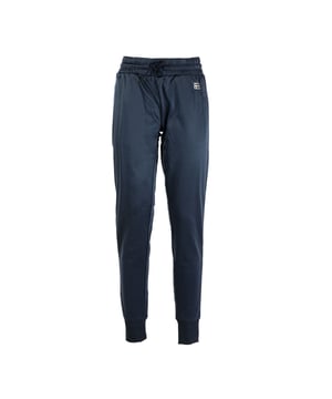 Die Damenhosen von SCUOLA NAUTICA ITALIANA bieten die perfekte Kombination aus lässiger Eleganz und Komfort. Aus hochwertigen Stoffen gefertigt, garantieren sie Bewegungsfreiheit und einen vielseitigen Stil, ideal für die Freizeit oder informelle Anlässe. Klare Linien und Details, die von der maritimen Welt inspiriert sind, verleihen ihr einen Hauch von Raffinesse und sorgen für einen praktischen und zugleich raffinierten Look.