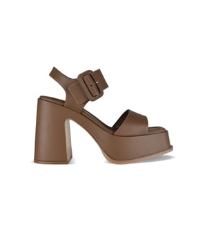 Sandalias de plataforma Skyla en marrón avellana de Stella McCartney.Fabricadas en VEGEA, piel vegana.Cierre de hebilla.Costuras en contraste.Puntera abierta.Suela con cuña de 11,5 cm.Made in Italy.