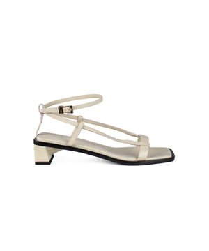 Sandalias Linea Anest Collective de piel lisa blanco.Fina tira trasera cruzada en el tobillo con cierre plateado. Punta cuadrada.Tacón cuadrado de 3,5 cm.100% cuero.Made in Italy.