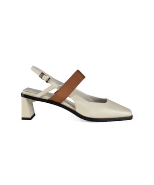 Slingback Kidskin en piel blanco y marrón de Anest Collective.Correa de grosgrain marrón con textura en contraste.Punta cuadrada.Tacón escultural.Correa fina ajustable al tobillo.Suela negra.Made in Italy.