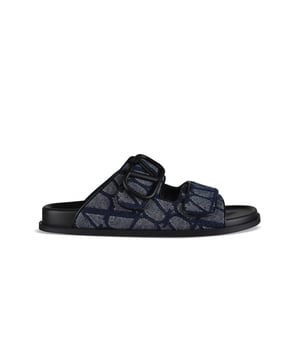 Sandalias Valentino de piel y lona azul marino.Lona iconográfica con logotipo monograma en contraste.Ribete con logo V en azul marino.Cierre delantero de velcro.Suela de goma.Made in Italy.