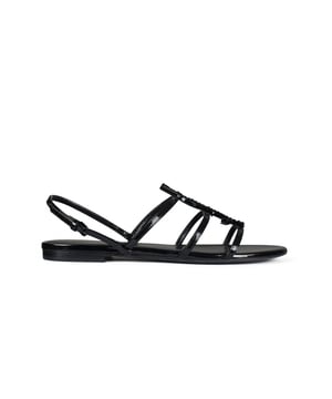 Cassandra Sandalen von Saint Laurent aus schwarzem Lackleder.Feine Riemchen und verstellbare Schnalle.YSL-Initialen aus schwarzem Metall mit schwarzen Glitzersteinen.Sohle aus Leder.Made in Italy.