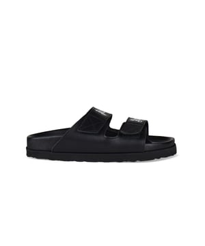 Sandalias Palm Angels de piel negra.Tiras de piel negra con logotipo blanco.Cierre de velcro.Suela plana de goma.Made in Italy.