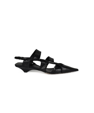 Bottega Veneta BV Puntsandalen van zwart leer.Schoenen met bandjes.Puntpunt.Kleine, licht gesloten hak van 3 cm.Bruine leren zool.Made in Italy.