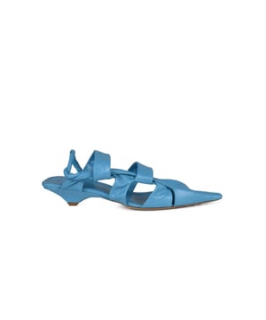 Bottega Veneta BV Puntsandalen van blauw leer.Schoenen met bandjes.Puntpunt.Kleine, licht gesloten hak van 3 cm.Bruine leren zool.Made in Italy.