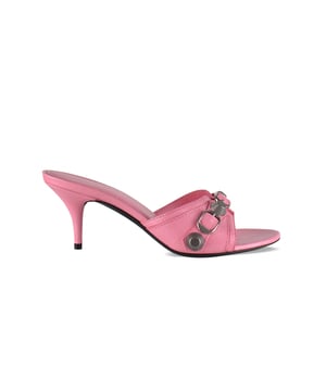 Mules Balenciaga Cagole de piel rosa.Trío de hebillas metálicas plateadas en las correas.Puntera de almendra abierta.Tacón de 7 cm.Made in Italy.
