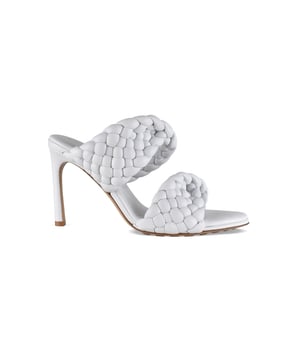 Bottega Veneta Gewatteerde muiltjes van wit leer.Twee bandjes van Intrecciato-leer.Open amandelvormige neus.Hak van 10 cm.Gemaakt in Italië.
