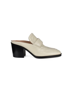 Gebroken wit leren Bottega Veneta muiltjes met hak.Krokodileffect.Vierkante neus.Hakhoogte: 6,5 cm.Zwarte leren zool.Gemaakt in Italië.