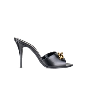 Mulas Le Maillon Saint Laurent en piel negra.Eslabones dorados en la parte delantera.Puntera de almendra abierta.Tacón de aguja de 9,5 cm.Made in Italy.