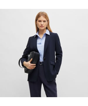 Dames BOSS Jocalua8 Relaxed-fit jasje van kreukherstellende Japanse crêpe in donkerblauw.Dit jasje van BOSS Womenswear is gemaakt van Japanse crêpe met natuurlijke stretch voor betrouwbare kreukherstellende eigenschappen.  Dit product is gemaakt met gecertificeerde cellulosevezels afkomstig van natuurlijk ruw houtmateriaal en afkomstig uit verantwoord beheerde bossen.- Regular fit- Schuine revers- Enkele knoopsluiting- Klepzakken- Ventilatie aan de achterkant- Volledig gevoerd- Pasvorm ruglengte: 69cm- Hoofdmateriaal: 69% Triacetaat 31% Polyester.  Voering: 54% viscose 43% polyamide 3% elastaan.  Zakken: 100% Katoen.  Stomerij - Ref: 50457442-466