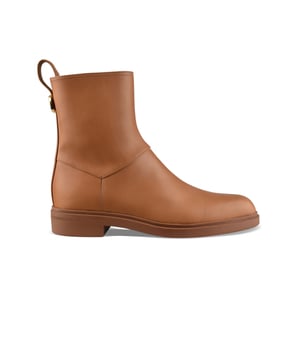 Botines Kilda de Loro Piana en piel camel.Detalle de metal dorado grabado en la parte trasera.Cierre con cremallera en el interior.Lengüeta de piel a juego con el empeine.Suela de goma tono sobre tono.100% piel de becerro encerada.Made in Italy.