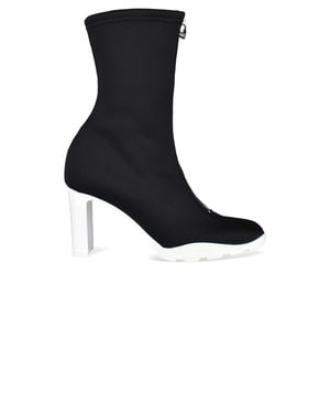 Botas Alexander McQueen Scuba 85mm en lona negra.Cierre frontal con cremallera.Tacón alto.Puntera redondeada.Suela de goma blanca en contraste.Made in Italy.